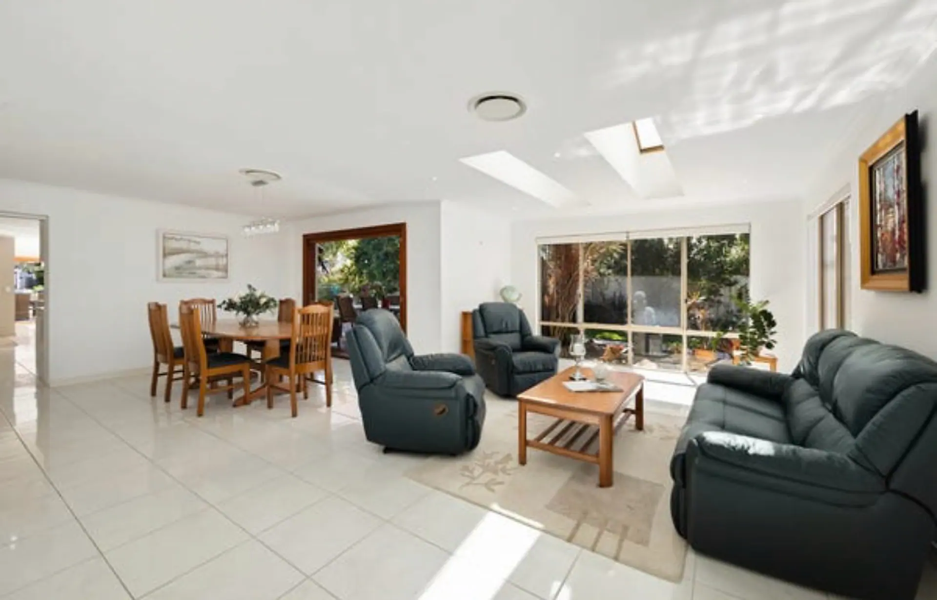 The second living area before the renovation, open to the entry
